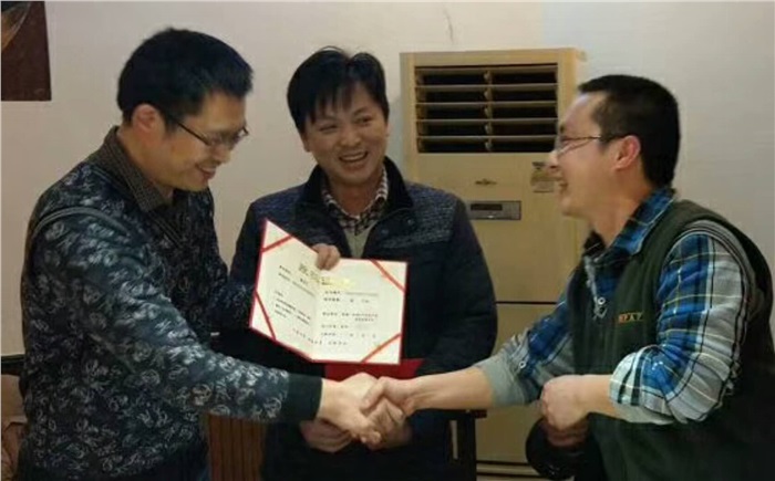 年度總結暨表彰會，員工喜領股權證書、榮譽證書和獎金